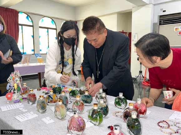 華遠陪伴弱勢兒少 辦理職涯探索作品展