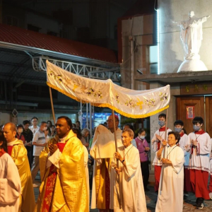 迎接復活節 天主教嘉義教區主教仿效耶穌謙卑服務為教友洗腳